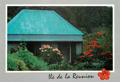 Ilha de Reunião — casa com telhado azul e flores — Edição KINA, Milão