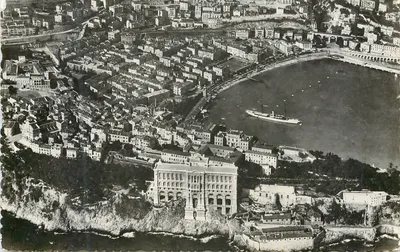Museu Oceanoográfico de Mônaco — Vista aérea — Museu e iate « Hironnelle II »