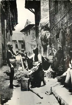 Népal, Patan — O moagem do milho — Foto A. Robillard, Paris