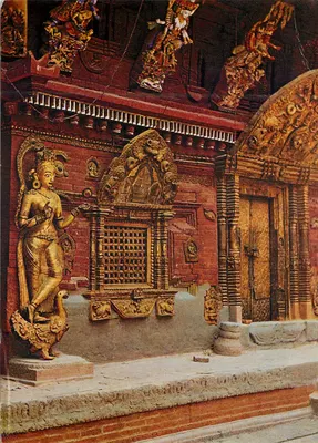Kumari Chowk, Nepal — Templo ornado com esculturas douradas — Dept. of Tourism, HMG