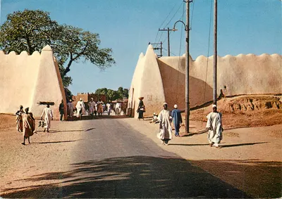 Muralhas da cidade de Kano — África Ocidental — Impresso na Suíça por UTC Basle