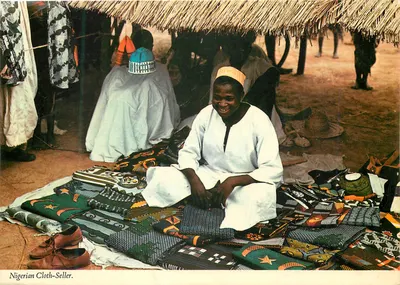 Vendedor de Tecidos Nigeriano — cena de mercado — John Hinde, n° 2NG69