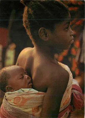 Menina Yoruba com bebê — Lagos, Nigéria — Foto por SANANADA