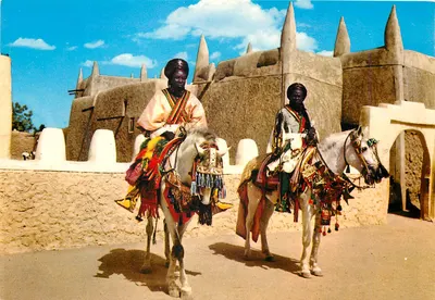 Dois cavaleiros diante do palácio do emir — Kano, Estado de Kano, Nigéria — editor Jackie Phillips Viewcards (Nig) Ltd.