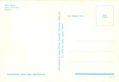Dois cavaleiros diante do palácio do emir — Kano, Estado de Kano, Nigéria — editor Jackie Phillips Viewcards (Nig) Ltd. — Verso