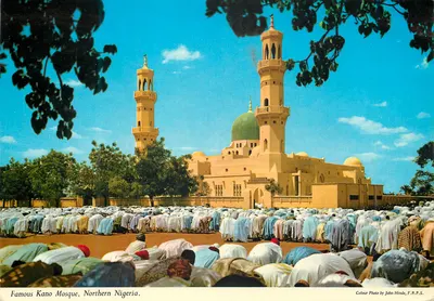 Famosa Mesquita de Kano — Nigéria Setentrional — Foto colorida por John Hinde, F.R.P.S.