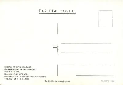 Interior de um hostel de montanha — lareira e candelabro de carruagem — Massanet de Cabrenys, Espanha — Verso