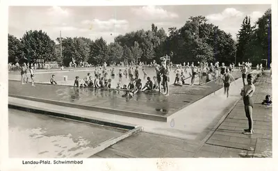 Landau-Pfalz. Piscina — piscina pública com crianças — editor não visível