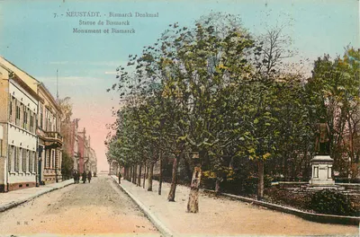 Neustadt - Monumento de Bismarck — estátua sobre pedestal, rua arborizada, editor M.H. n°7