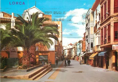 Lorca — rua animada com palmeira — Edições Arribas
