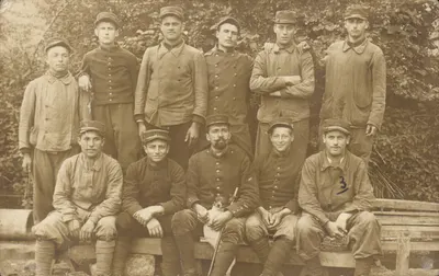 Grupo de soldados — em uniforme militar — Carte postale n°3