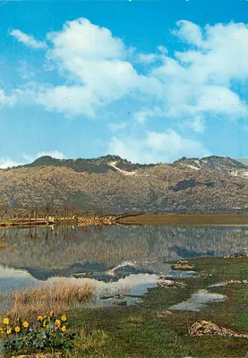 Jezioro Estany de Sant Maurici — widok jeziora z górami zasypanymi śniegiem — C.Y.Z. 7257/31-D