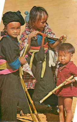 Crianças Mèo no vilarejo de Sam Thong, no norte do Laos — 92566