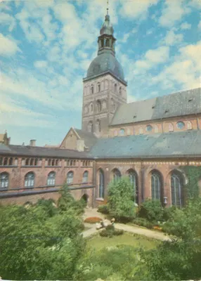 Pátio da Catedral do Dome de Riga — monumento arquitetônico (séculos XIII–XIX) — V. Upīsa foto