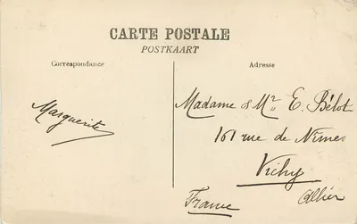 Ostende — Kursaal. (Widok z przodu.) — Widok budynku Kursału w Ostendzie z flagami i promenadą nad plażą. — Rewers