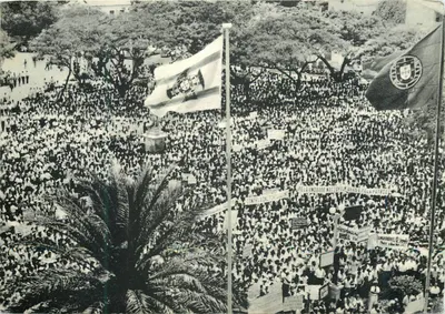 Manifestação portuguesa em Luanda — bandeira portuguesa e slogans