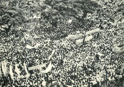 Manifestação portuguesa em Angola — « Aqui só há portugueses! » — sem editor ou número visível