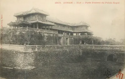 Hue — Porta de entrada do Palácio Real — Fotografia de Danneels, Hanoi