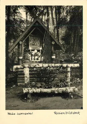 Haus Sonnental — pequeno santuário de madeira na floresta — Maranienbildstock