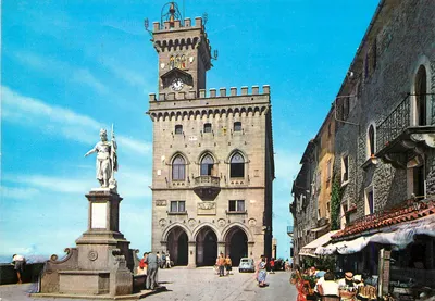 Palácio do Governo e Estátua da Liberdade — San Marino — Editor Fotocolor