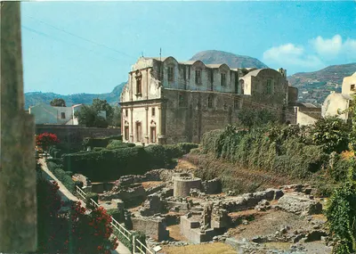 Ruínas arqueológicas no castelo — Isola di Lipari (Itália) — Soc. Trimboli