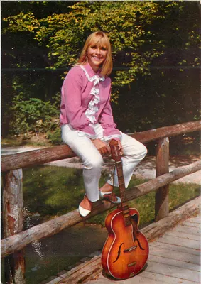 Mulher sorridente com guitarra — sobre uma ponte de madeira — Cecamì 1201