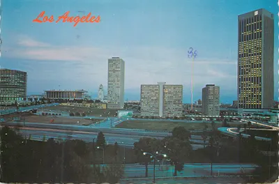 Los Angeles — vista do entardecer com as torres de Bunker Hill, o Music Center e o Security Pacific Building — Mike Roberts, Berkeley 94710