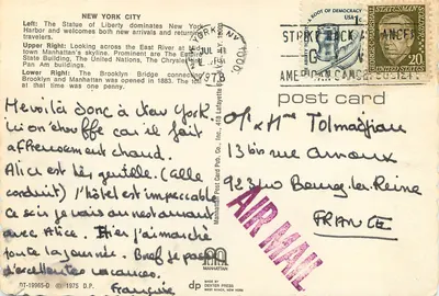 Nowy Jork — widok trójczęściowy Statuy Wolności, dzielnicy biznesowej i mostu Brooklyn — wydawca Manhattan Post Card Pub. Co. — Rewers