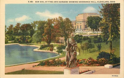 Relógio solar nos Jardins das Artes Plásticas mostrando o Severance Hall, Cleveland, Ohio — Klein R. News Company, série C-40