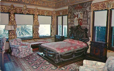 Quarto decorado — cama do cardeal Richelieu — Hearst San Simeon State Historic Monument