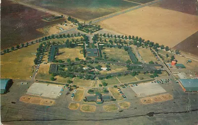 Campus do American Institute of Foreign Trade — Phoenix, Arizona — Publicado por Pond Willis, Mt. Holly, N.J.