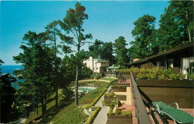 Highlands Inn, Carmel, Califórnia — vista da piscina aquecida e das instalações modernas — editor H.S. Crocker Co., Inc.