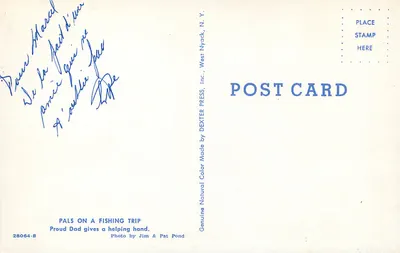 Pals na wycieczce rybackiej — dumny ojciec pomaga wspinac się — DEXTER PRESS, N.Y. — Rewers
