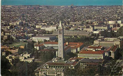 Campus da Universidade da Califórnia em Berkeley — vista aérea com a Campanile — editor Plasticchrome, Boston