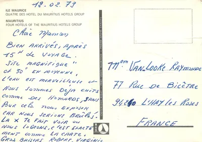 Quatro hotéis do grupo Mauritius — Le Trou aux Biches Village Hotel, Le Morne Brabant Hotel, Le Dinarobin Pierre Desmarais Hotel, Le Chaland Hotel — editor André Chastel, número de série não visível — Verso