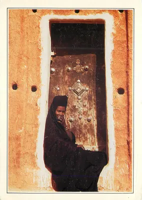 Mulher mauritana sentada no batente da porta — Oualata — Foto Michel Renaudou/Afro-Cau