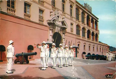 Bilhete postal moderno REFLETS DE LA COTE D'AZUR MONACO A substituição da Guarda Real diante do Palácio do Príncipe Militaria