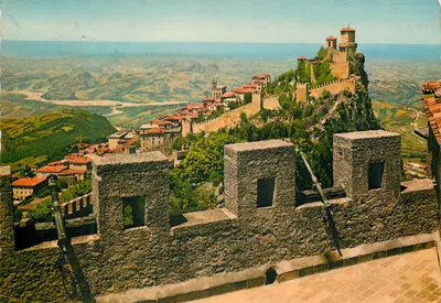 Os antigos muros de San Marino — vista panorâmica — editor desconhecido