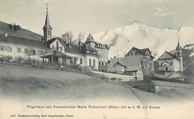 Pilgerhaus e Convento das Irmãs Maria Rickerbach — vista do complexo com igreja e montanhas nevadas — Postkartenverlag Karl Engelberger, Stans n°1482