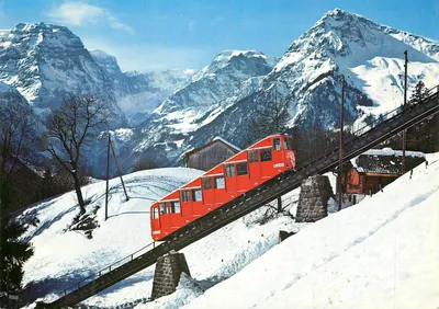 Braunwald 1300–1900 m — Braunwaldbahn com vista para Tödigruppe — Foto Fred Barbier, Braunwald