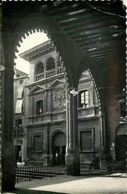 Fachada do Palácio Municipal — Zaragoza — edições Alcaniz