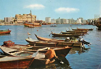 Porto de Dubai — barcos tradicionais e modernos — Edições FISA, N° 072