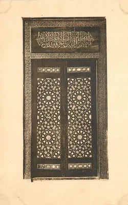 Porte en bois ouvragé ébène et ivoire — Mosquée Al Moayyad au Caire (XVe siècle) — Phototyp. Frobenius S. A. Bâle (Suisse)