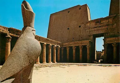 Édfou — Pátio do templo de Horus — AL-AHRAM, série ED73