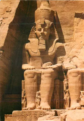 Templo rupestre de Ramsés II — Vista parcial das gigantescas estátuas — Editor: Dar Irānis, Egito, n° 572