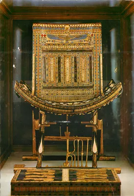Chaise du roi Toutankhamun — 18e Dynastie — Pub. AL AHRAM Est. Galaa St. - CAIRO