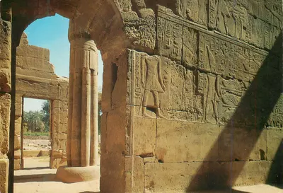 Templo de Luxor — Reliefs na sala externa — Organização Geral Egípcia para Distribuição e Impressão de Publicações Nixx, Cairo U.A.R.