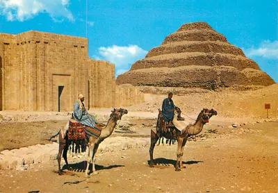 Sakkara — Pirâmide do rei Zoser com a entrada do muro de cintura — editor K. Lehner & Co., CAIRO, n° 81