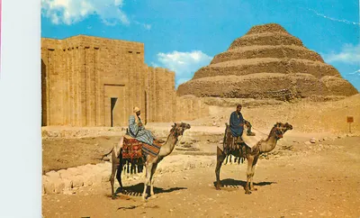 Sakkara — Pirâmide do rei Zoser e entrada do muro de contenção — Editor K. Lambelet & Landrock, n° 81