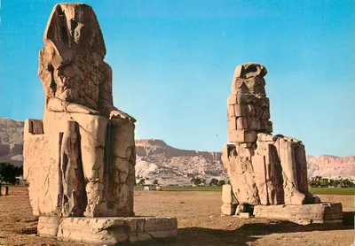 Tebas - Colossos de Memnon (Amenofis III) — Editor: Dar El Kitab El Guedid, Cairo